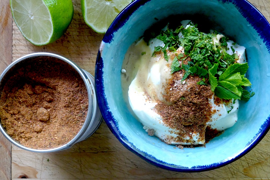 Süßkartoffel-Pommes mit Joghurt-Tahina-Dip | Gewürze der Welt