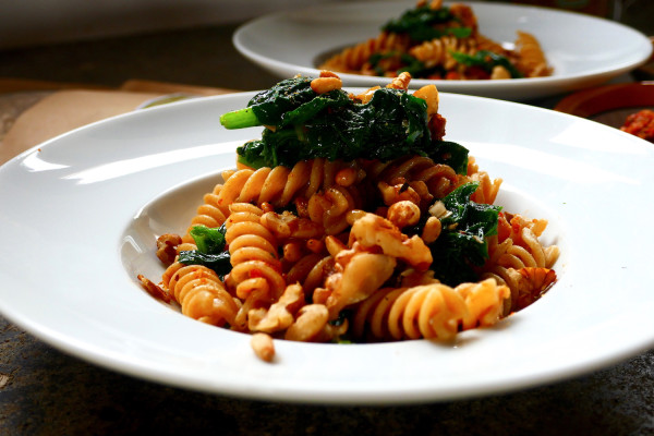 Vollkornnudeln-mit-Pesto-rosso-und-Nussen5