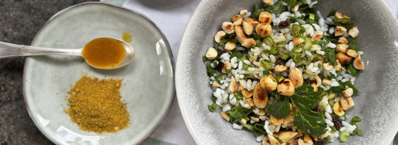 Curry-Reissalat mit Rosinen und Nüssen
