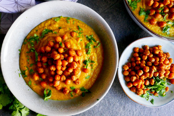 Goldene-Suppe-mit-knusprigen-Kichererbsen