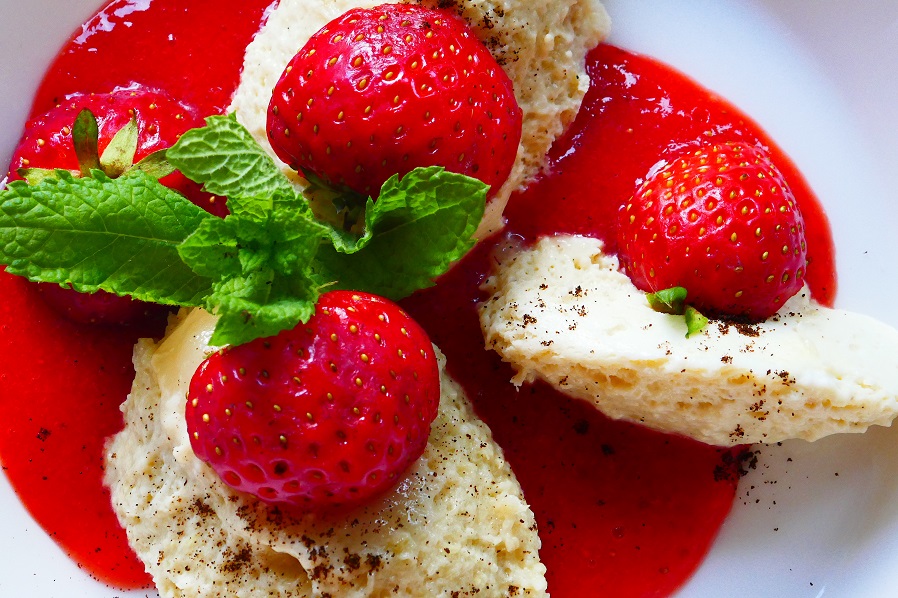 Rhabarbermousse mit Erdbeersauce | Gewürze der Welt