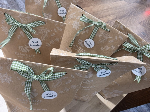 Geschenktütchen natur mit floralem Druck und Band