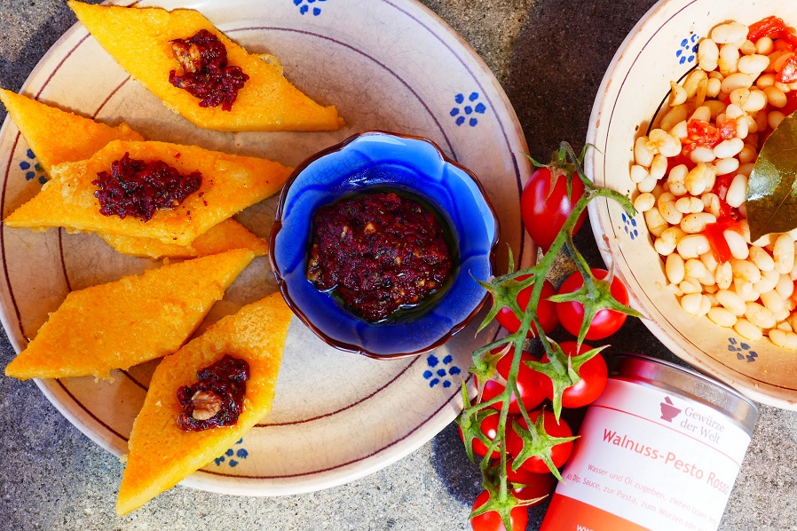 Polenta-Schnitten mit Pesto Rosso | Gewürze der Welt