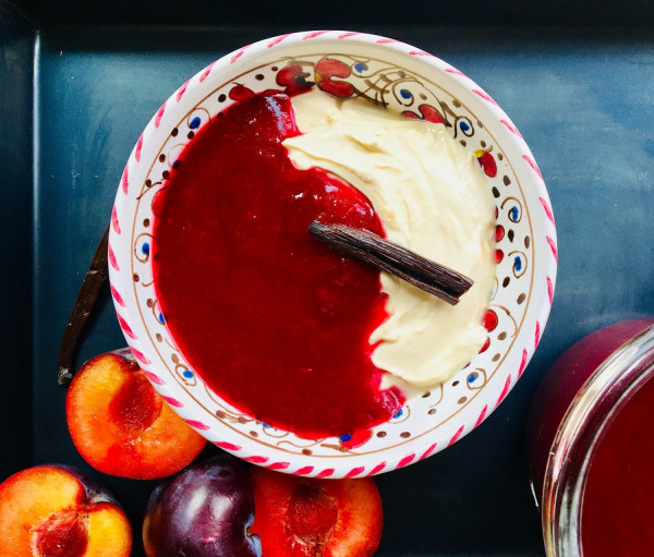 Vanille–Pflaumensauce mit Ricotta-Crème | Gewürze der Welt