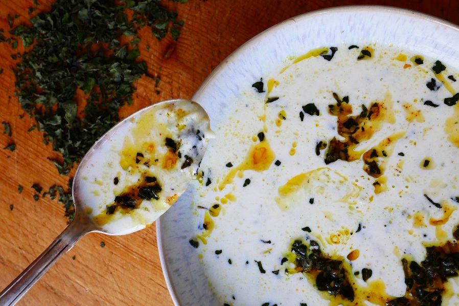 Türkische Joghurtsuppe mit Minzbutter entdecken | Gewürze der Welt