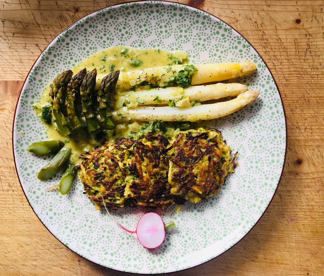 Spargel mit Zucchini-Datschi und Kräutersauce | Hauptgang | Rezepte ...