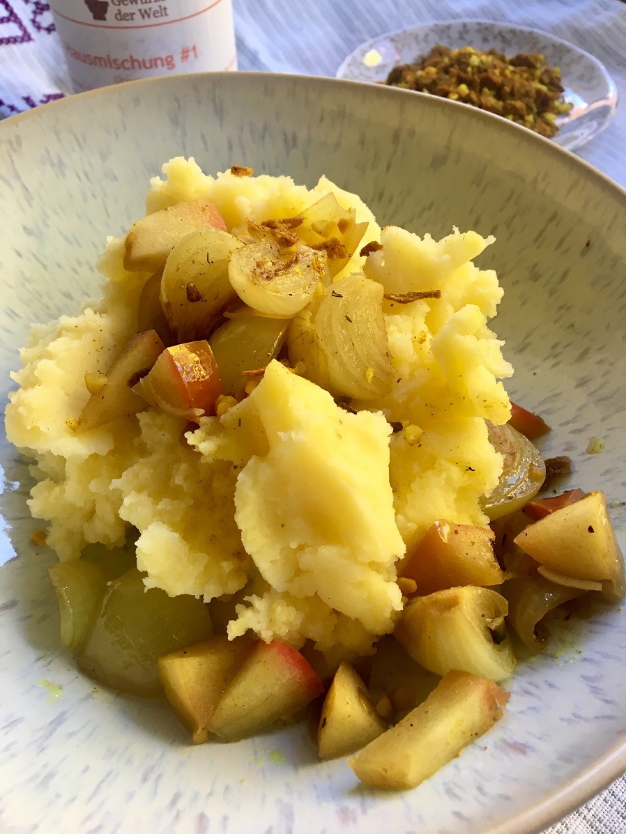 Kartoffelbrei mit Zwiebel-Apfel-Sauce | Gewürze der Welt