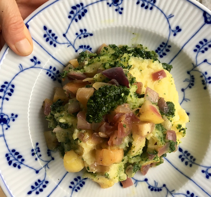 Herbstlich: Pastinaken-Kartoffelstampf mit exotischem Grünkohl-Pesto ...