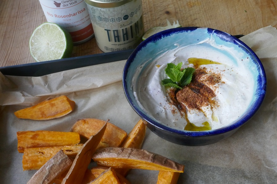 Süßkartoffel-Pommes mit Joghurt-Tahina-Dip | Gewürze der Welt