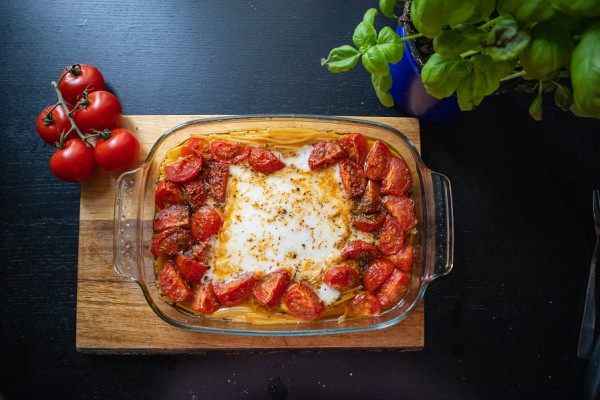 Nudeln mit gebackenem Feta und Tomaten aus dem Ofen | Gewürze der Welt