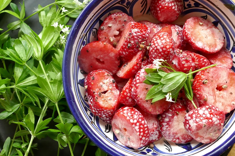 Pfeffer-Erdbeeren mit Waldmeister | Gewürze der Welt