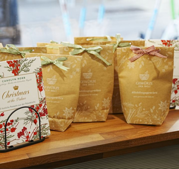 Geschenktütchen natur mit floralem Druck und Band