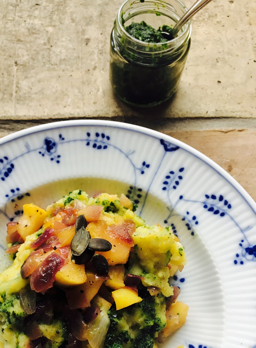 Herbstlich: Pastinaken-Kartoffelstampf mit exotischem Grünkohl-Pesto ...